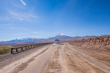 Transporter auf einsamer Straße / Roadtrip © CMP