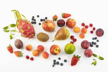 Früchte-Mix auf weissem Hintergrund