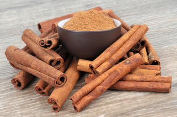 Bâtons de cannelle et cannelle en poudre 