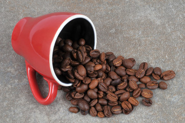 Tasse de café renversée avec des grains de café