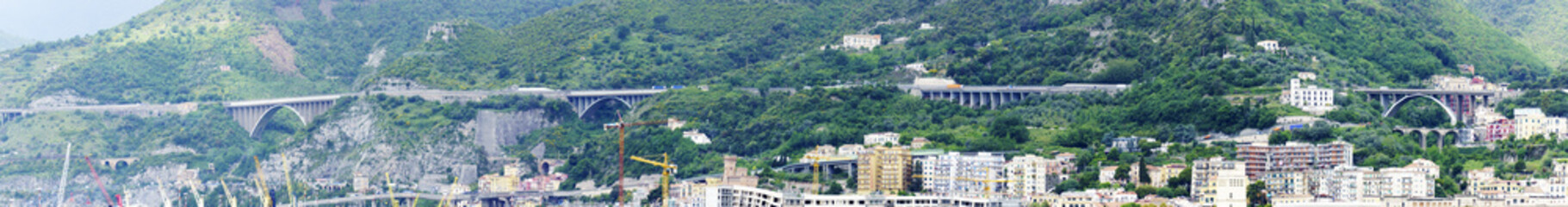 Fototapeta na wymiar Verlauf der Autobahn A3 vor und im Stadtbereich von Salerno