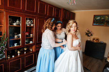 Naklejka premium Bridesmaids and bride preparing at room on wedding morning.