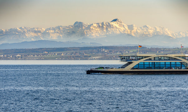 Autof&auml;hre auf dem Bodensee mit Berg im Hintergrund