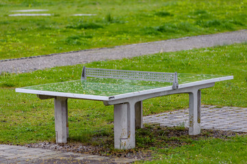 Tischtennisplatte im Regen