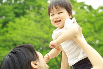 遊ぶ親子
