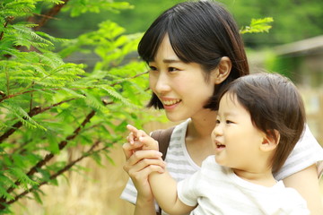 遊ぶ親子