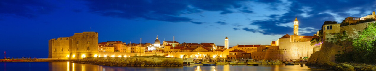 Fototapeta na wymiar Evening panorama of Dubrovnik