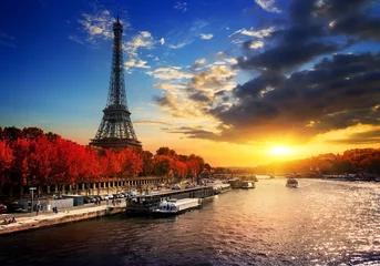Fotobehang Eiffel Tower in autumn © Givaga