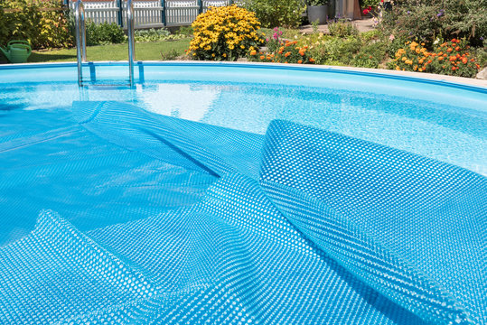 Swimmingpool  - aufgeklappte Abdeckung