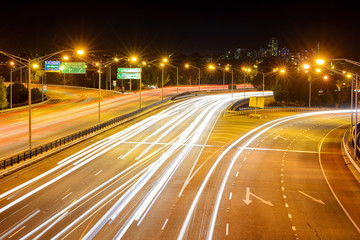 Freeway im Centrum von Perth City, Mitchell Fwy, Mehrspurige Strasse bei Nacht, Lichtspuren,...