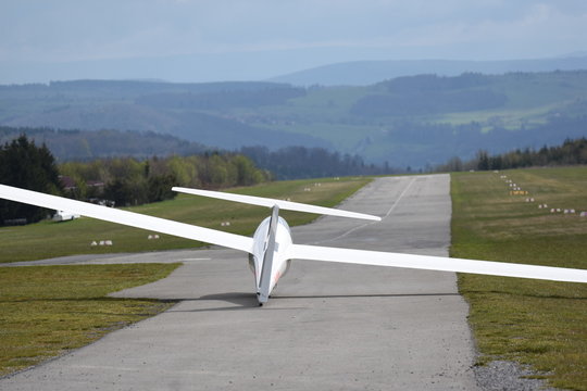 Segelflugzeuge warten auf Start