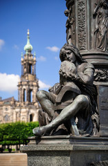 Fototapeta na wymiar Rietscheldenkmal und Hofkirche auf der Brühlschen Terrasse, Dresden, Sachsen, Deutschland