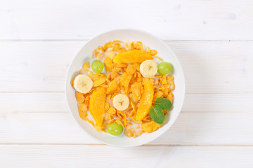 corn flakes with milk and fresh fruit