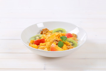 corn flakes with milk and fresh fruit
