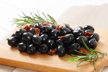 black olives with dried tomatoes