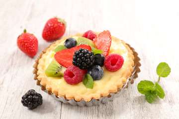 berry tart with cream