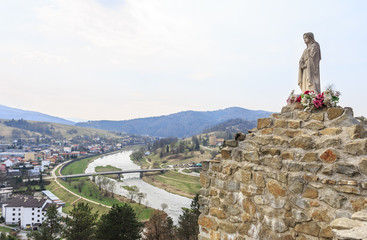 Muszyna nad Popradem. Widok z ruin średniowiecznego zamku na Poprad. Na kamiennym postumencie...