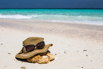 Fototapeta na wymiar hat and sun glass on summer sea vacation
