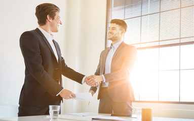 Geschäftsleute machen Shakehands im Büro