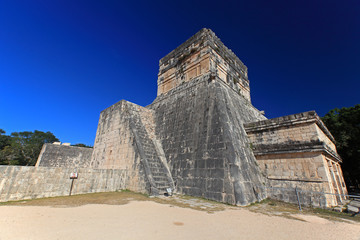 Fototapeta na wymiar Great Ball Court and Temple of the Bearded Man, Chichen Itza 