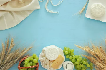 Poster Zuivelproducten zuivelproducten en fruit. Symbolen van joodse feestdag - Shavuot
