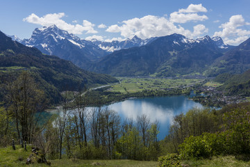 Fototapeta na wymiar Alpenpanorama mit See im Frühling