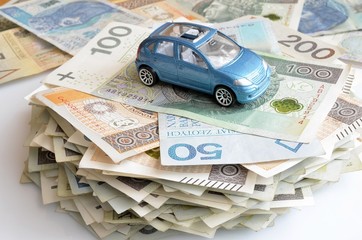 polskie banknoty i samochód © Pio Si
