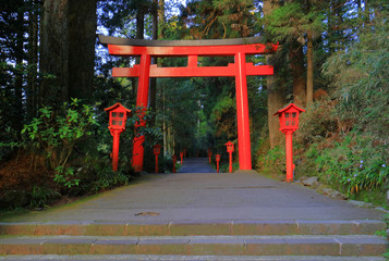 "Torii"Porte de Shrine Hakone et le chemin du culte