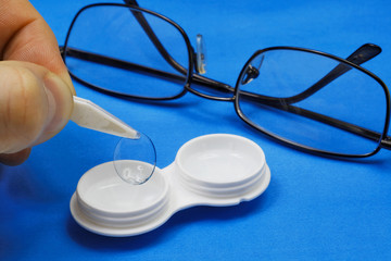 Removing the soft contact lens from the storage case