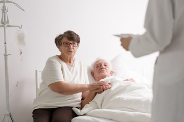 Obraz premium Man with wife listening diagnosis