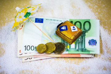 Koffer liegt auf Banknoten, Euro , Urlaub