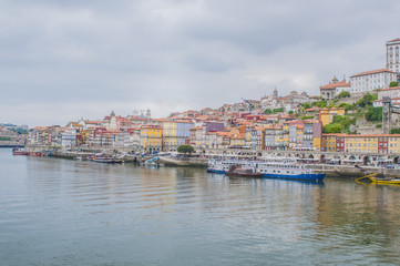 Fototapeta na wymiar the promenade on the Douro river, Porto
