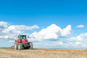 Photo sur Plexiglas Tracteur tracteur dans les terres avec équipement de travail.
