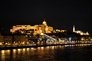 Fototapeta na wymiar Il castello di Buda di notte