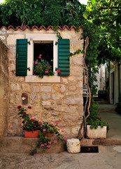 enge Gasse in der innenstadt, Primosten, Region Sibenik-Knin, Mitteldalmatien, Kroatien