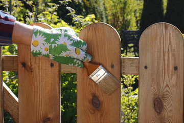 geblümte Arbeitshandschuhe, streichen von Gartenzaun