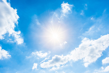 Naklejka na ściany i meble Blauer Himmel mit Sonne und Wolken