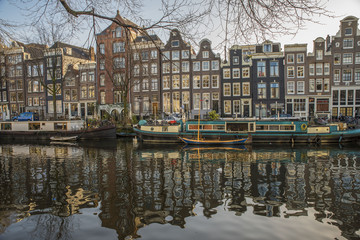 Costruzioni tra i canali di Amsterdam