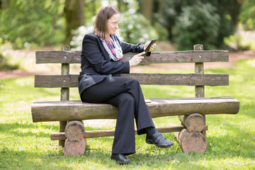 Fototapeta premium raus in die Natur mit ebook reader 