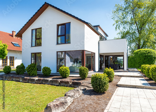 "Haus für die Familie, weisses Eigenheim" Stockfotos und