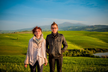 Femme et jeune homme devant les Paysages du Val d'Orcia en Toscane