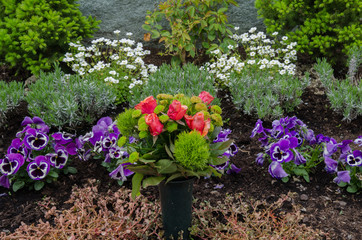 schöner blumenschmuck auf einem  grab auf einem friedhof