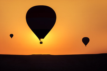 Naklejka premium Hot air balloons flying over the valley at Cappadocia.