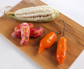 Ingredientes andinos en tabla para picar