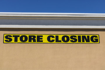 Horizontal Close Up Shot Of Store Closing Sign On A Retail Mall Business I