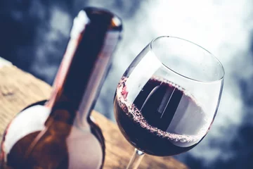 Crédence de cuisine en verre imprimé Vin verre et bouteille de vin rouge - concept de dégustation de vins fins