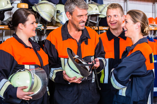 Feuerwehrfrauen und Feuerwehrm&auml;nner beim Gespr&auml;ch 