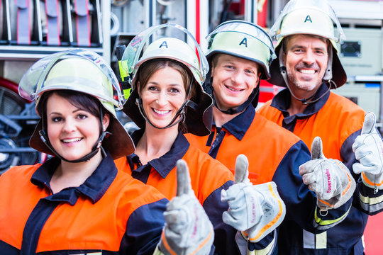 Vier Feuerwehrleute zeigen Daumen hoch