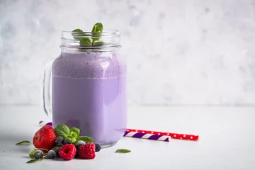 Photo sur Plexiglas Milk-shake Berry milkshake on white.