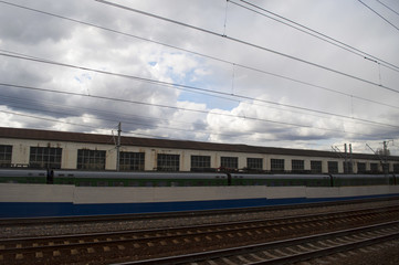 Obraz premium Russia, 23/04/2017: il paesaggio dell'estrema periferia di Mosca e i binari dei treni visti dal treno Aeroexpress, l'unico collegamento ferroviario dall'aeroporto Domodedovo alla capitale